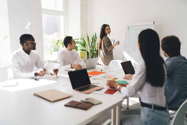 Quelles stratégies les entreprises de technologie peuvent-elles adopter pour minimiser leur impact environnemental ?