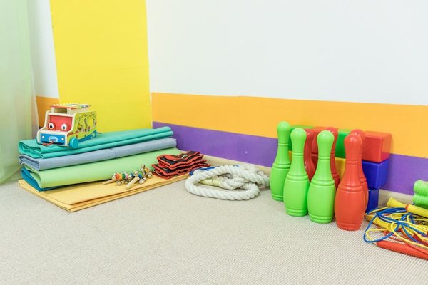 Comment les centres de formation professionnelle peuvent-ils intégrer des cours sur les compétences numériques pour les métiers manuels ?