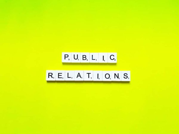 Quelles astuces pour réussir en tant que spécialiste en relations publiques pour les organisations environnementales ?